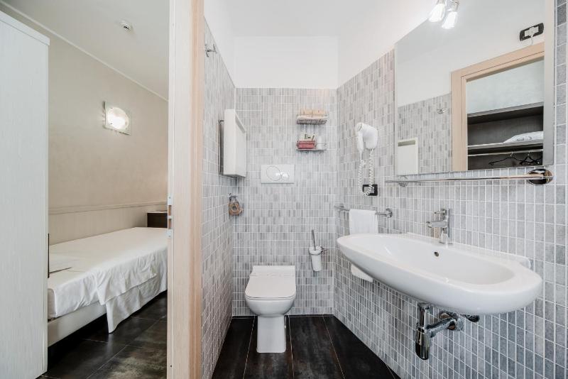 Small Double Room image 4