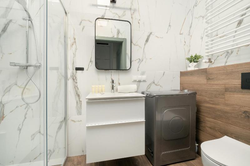 Air-conditioned Studio with Parking and Balcony Zabrska Global Office Park by Noclegi Renters - image 22