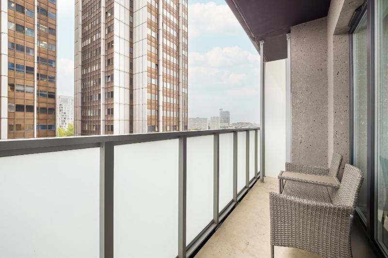 Air-conditioned Studio with Parking and Balcony Zabrska Global Office Park by Noclegi Renters - image 5