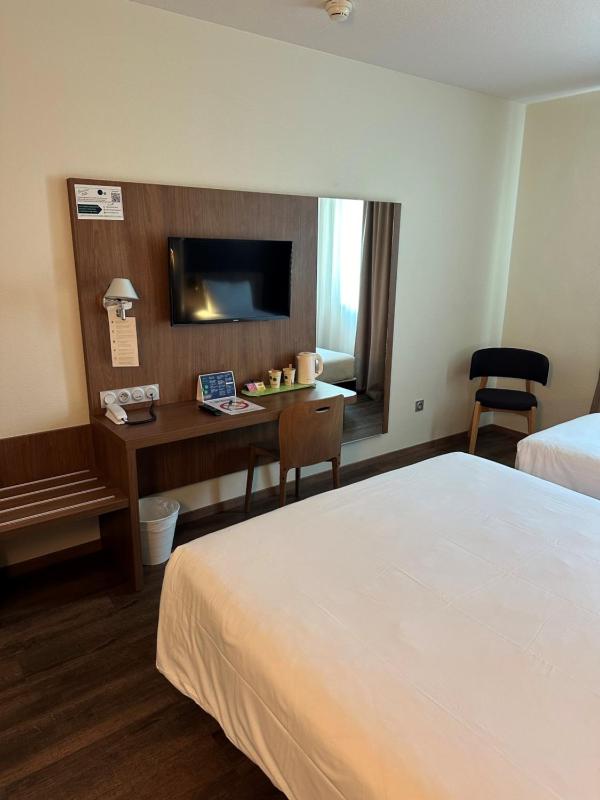 Room Next Generation - 1 Double Bed 1 Single Bed image 2