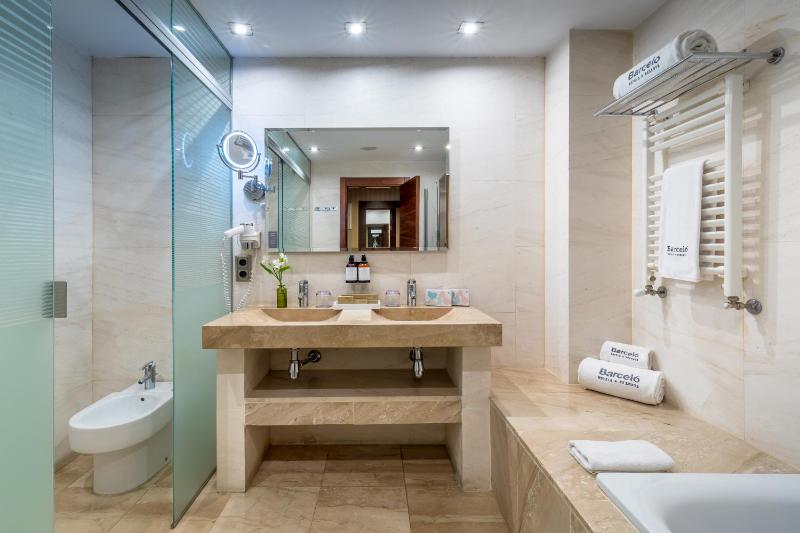 Superior Triple Room image 4