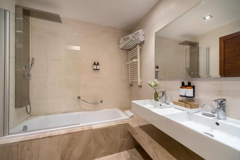 Superior Triple Room image 3