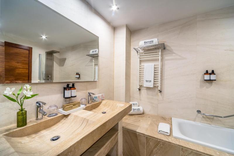 Double or Twin Room with City View image 3