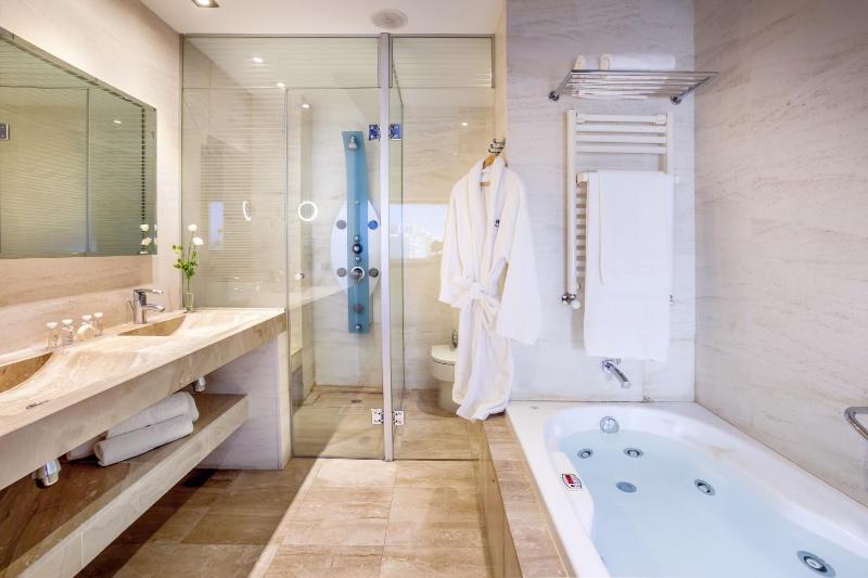 Junior Suite with Spa Bath image 4