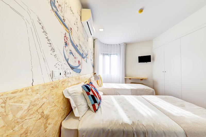 Deluxe Double or Twin Room image 3