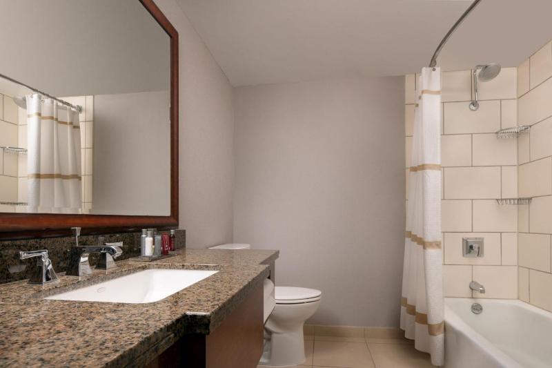 2 Queen Beds, Guest room, 2 Double image 3