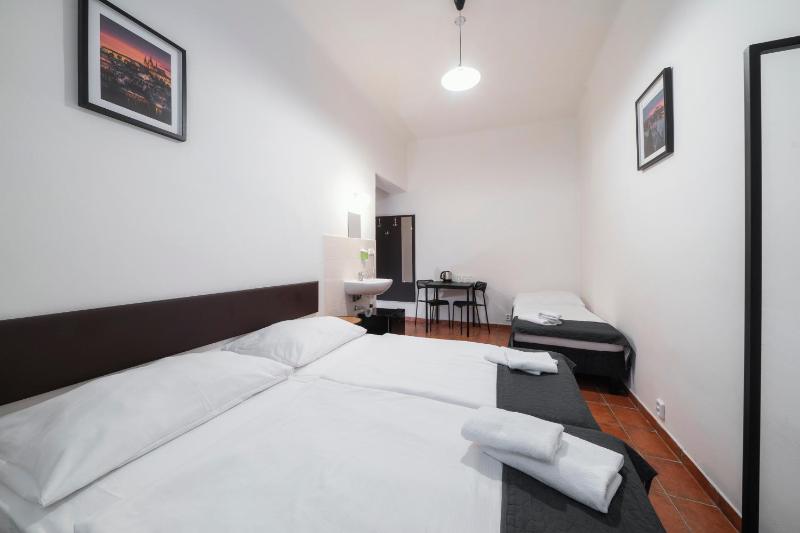 Triple Room with Shared Bathroom image 3