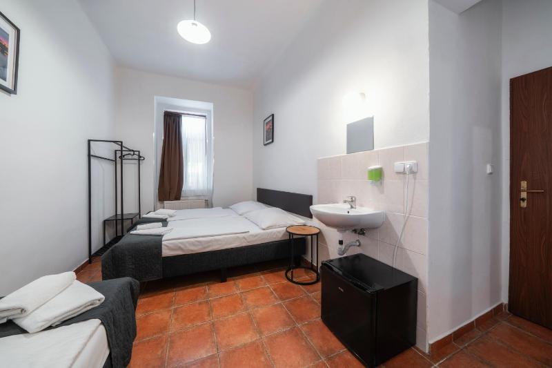 Triple Room with Shared Bathroom image 4