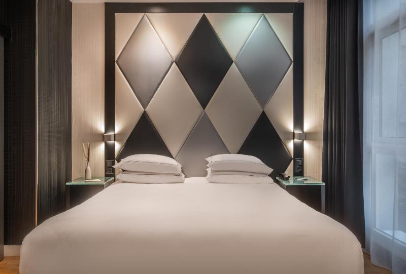Deluxe Double or Twin Room image 1