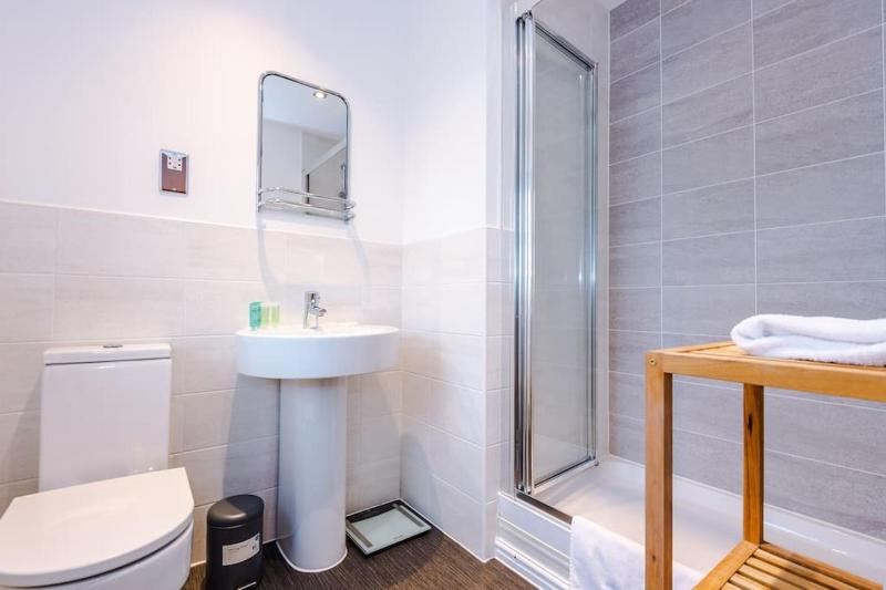 Spacious Comfort for Contractors & Long-Term Guests - image 7