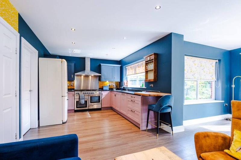 Spacious Comfort for Contractors & Long-Term Guests - image 15