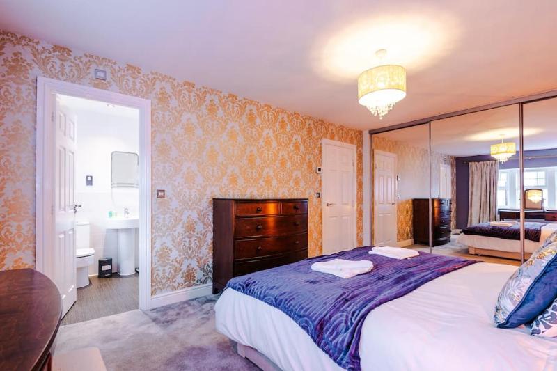Spacious Comfort for Contractors & Long-Term Guests - image 8
