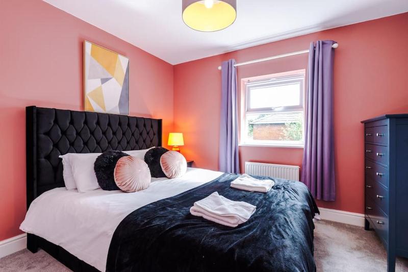 Spacious Comfort for Contractors & Long-Term Guests - image 31