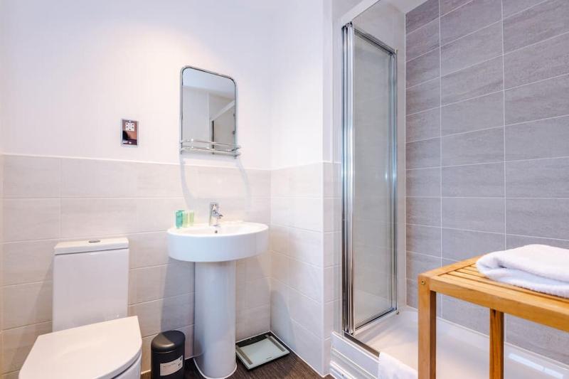 Spacious Comfort for Contractors & Long-Term Guests - image 19