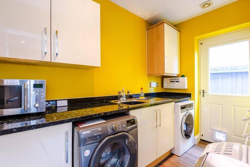 Spacious Comfort for Contractors & Long-Term Guests - image 35