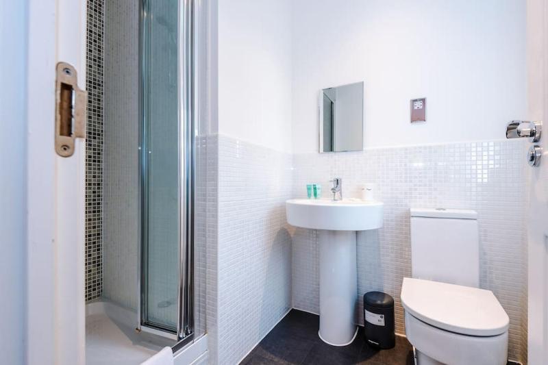 Spacious Comfort for Contractors & Long-Term Guests - image 5