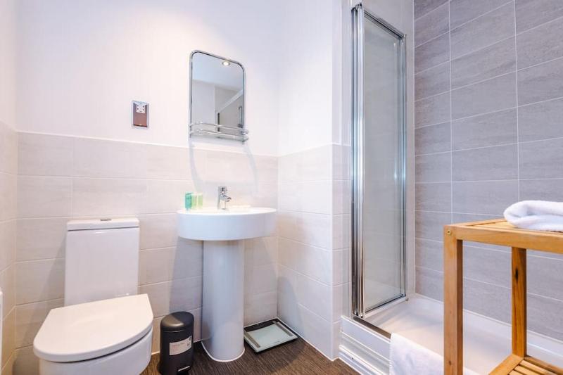 Spacious Comfort for Contractors & Long-Term Guests - image 26
