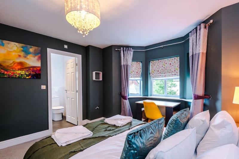 Spacious Comfort for Contractors & Long-Term Guests - image 40