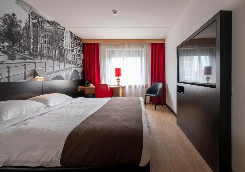Standard King Room image 1