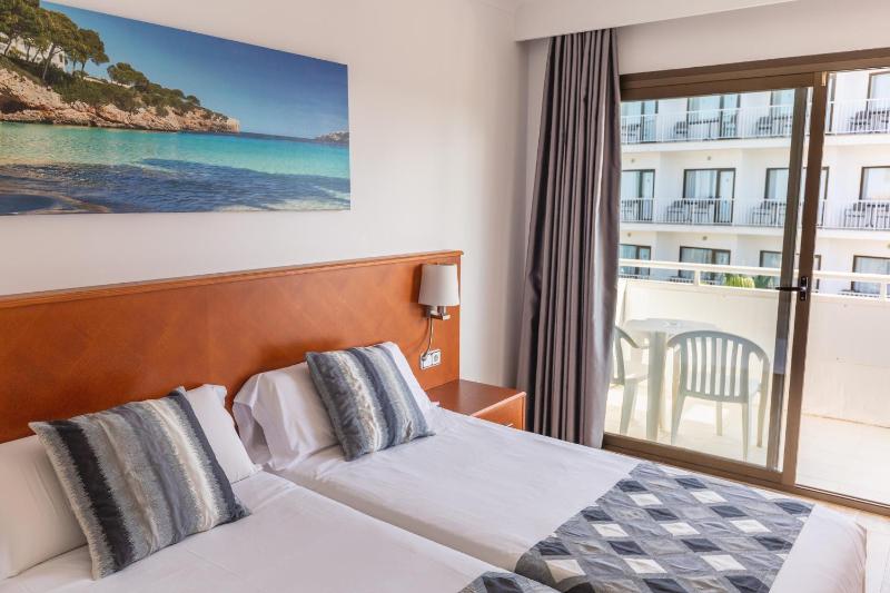 Twin Room with Balcony image 3