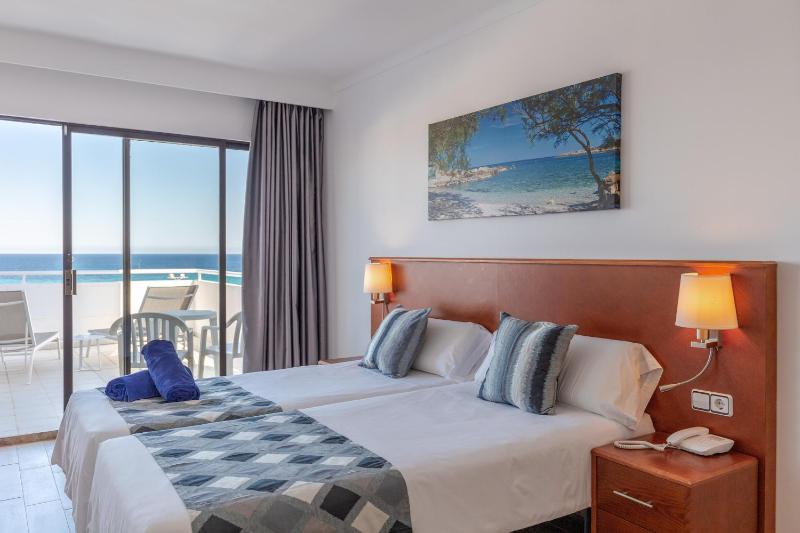 Standard Twin Room with Sea View image 4