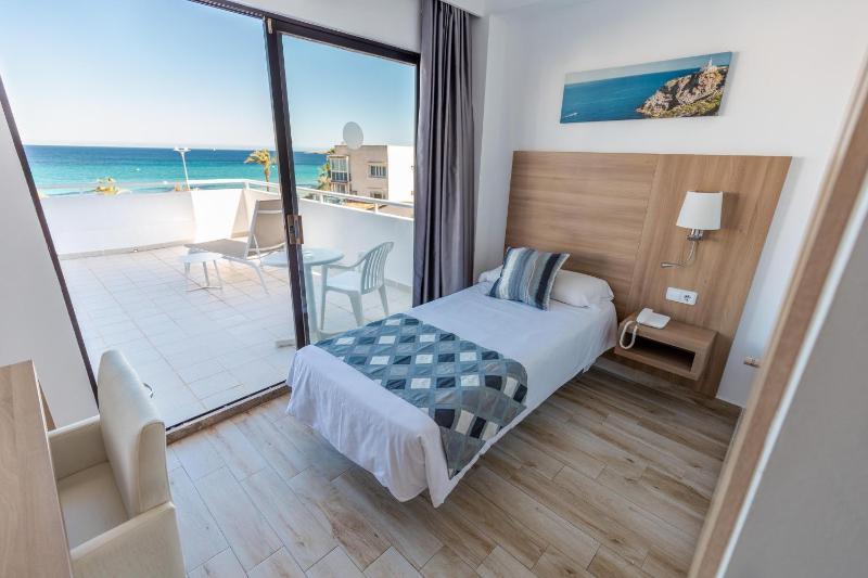 Single Room with Sea View image 4
