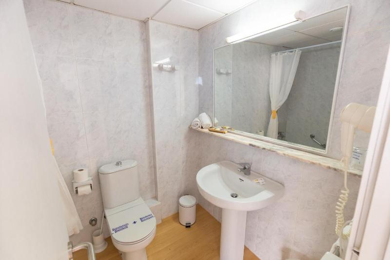 Twin Room with Balcony image 4