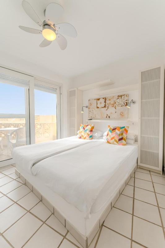 One-Bedroom Apartment image 4