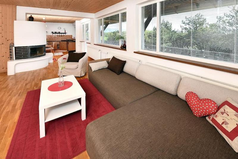 Priestranný svetlý apartmán - image 1