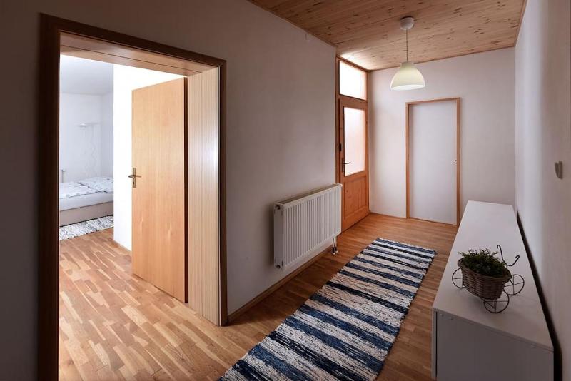 Priestranný svetlý apartmán - image 7