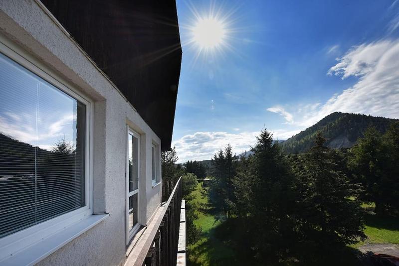 Priestranný svetlý apartmán - image 10
