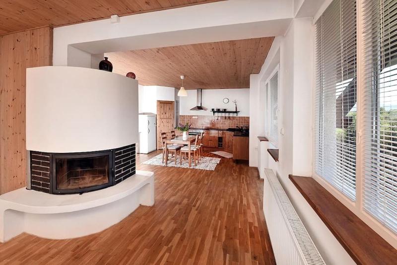 Priestranný svetlý apartmán - image 23
