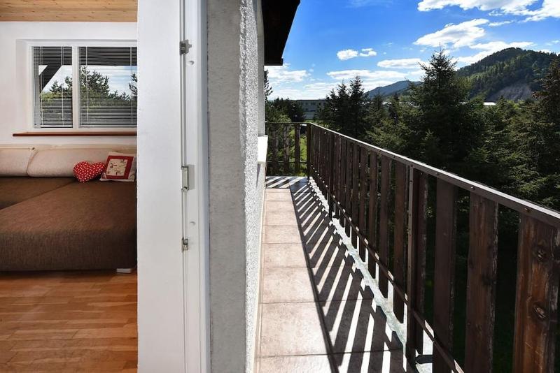 Priestranný svetlý apartmán - image 6