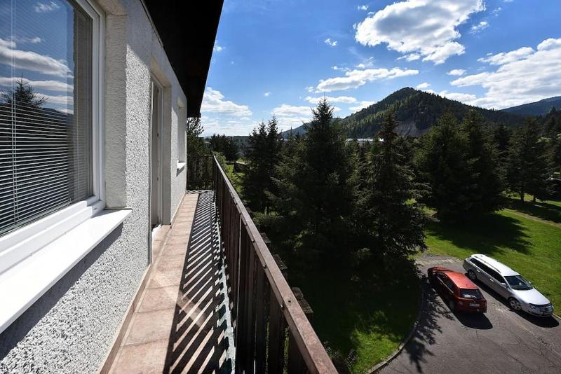 Priestranný svetlý apartmán - image 17