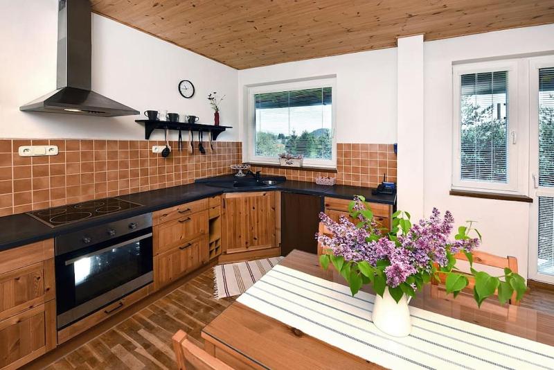 Priestranný svetlý apartmán - image 11