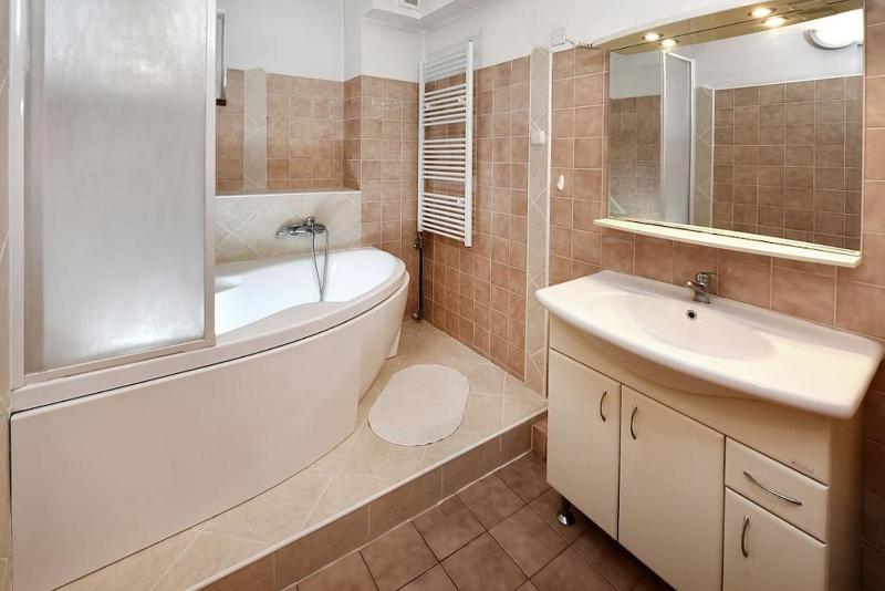 Priestranný svetlý apartmán - image 13