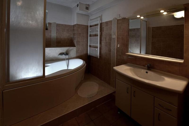 Priestranný svetlý apartmán - image 8