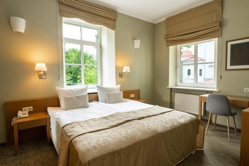 Standard Double or Twin Room image 4