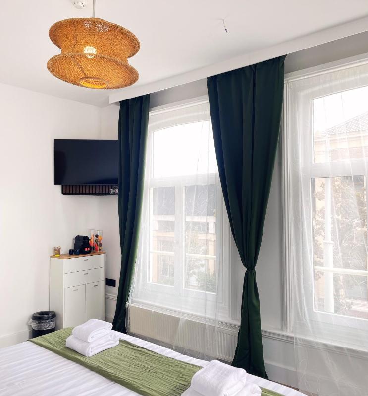 Double Room image 4