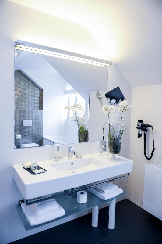 Deluxe Junior Suite with City View (2 Adults) - Attic image 2