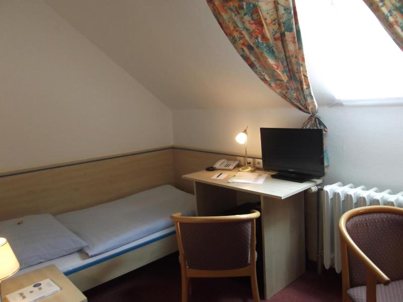 Small Single Room image 2
