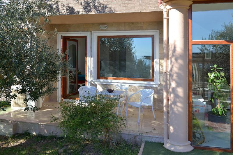 Deluxe Double Room with Garden View image 3