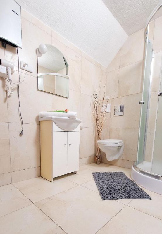 Twin Room image 4