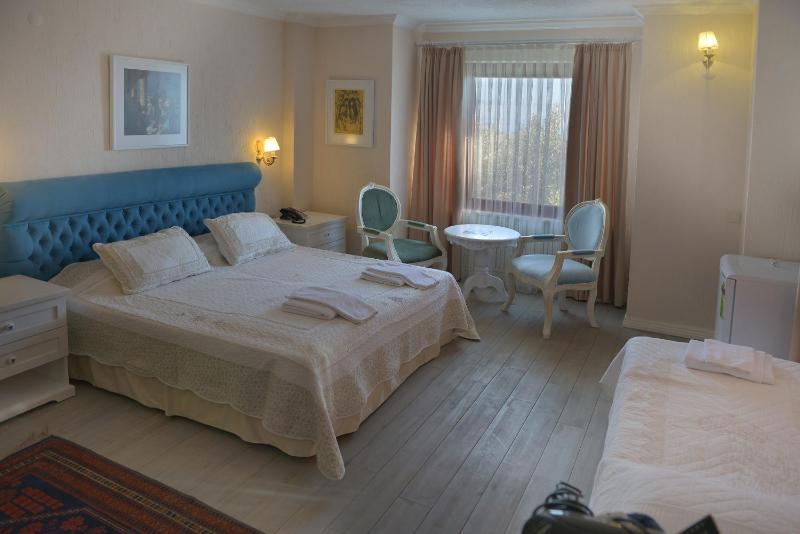 Deluxe Family Room image 3