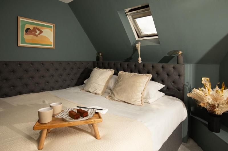 Standard King Room image 2