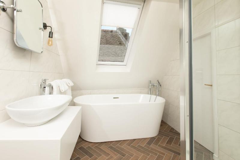 Luxury King Room image 2