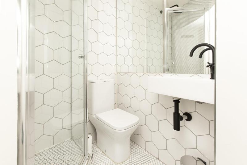 Standard King Room image 4