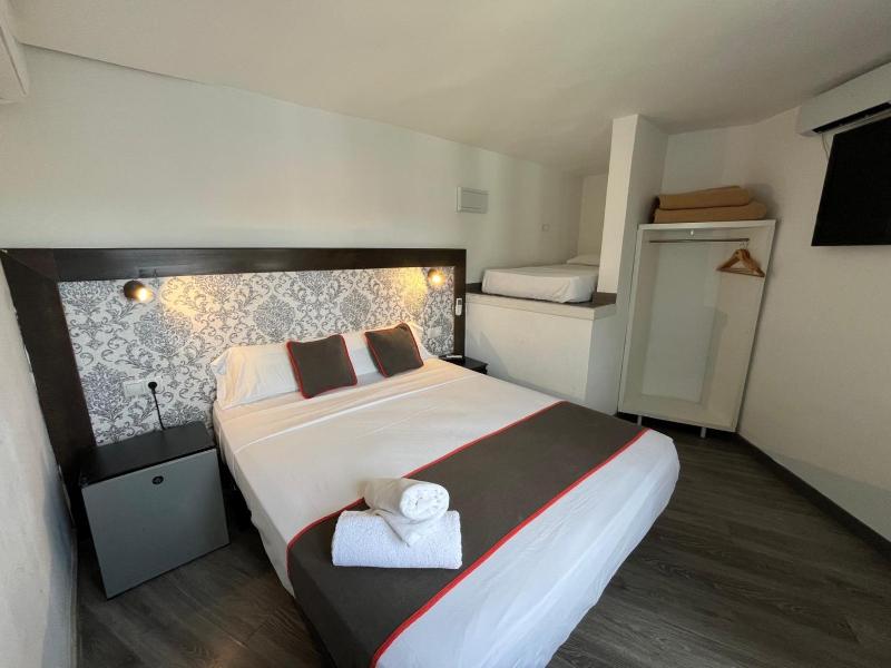 Deluxe Double Room (2 Adults + 1 Child) image 3