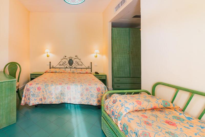 Comfort Quadruple Room image 1