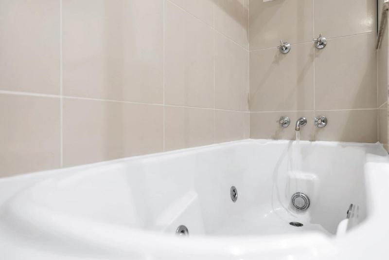 Linaria Lakes - Resort Style living - image 3